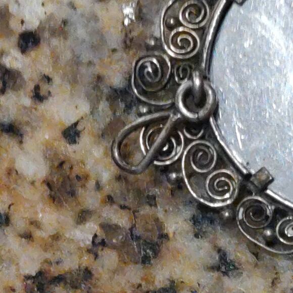 Vintage Religious Brooch / Pendant with Painted Madonna Marked 800 Filigree - Picture 6 of 11